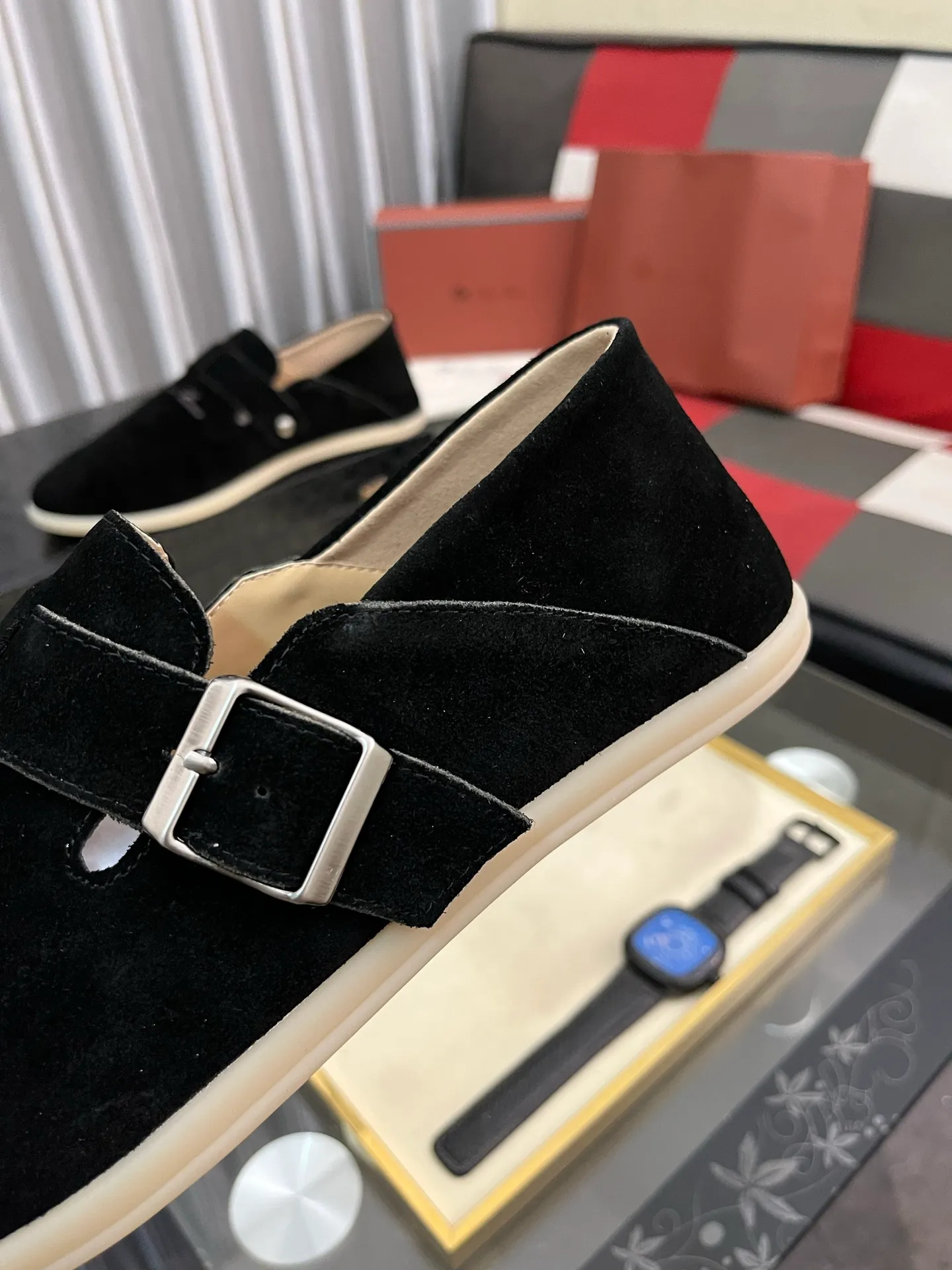 Men's men's shoes 💰458⌚️⌚️ Loro Piana's classic hot model lp top version of Pili casual shoes. It turns out that these are the casual shoes that are said to be able to walk 20,000 steps without getting tired. This pair has both good looks and feel. You will be completely lost as soon as you put it on. The minimalist design is eye-catching and durable, and it is a bonus for dressing. The soft feeling on the feet has outstanding texture, and it is very nice without abrasion on the feet. The soft and waxy soles make it easy to wear for daily use for a long time. Who can resist a pair of versatile and good-looking loafers? Don't be too elegant at all, the feel and texture of the feet are good, the key is to make the legs look longer and not tire the feet, the main thing is that it is just right!        Material: Original cowhide Lining: Original sheepskin Outsole: Original sole Size: 38-44